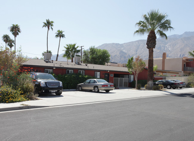 685 E Cottonwood Rd in Palm Springs, CA - Building Photo - Building Photo