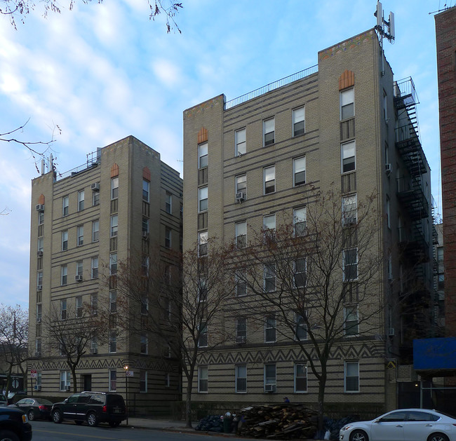 711 Brightwater Ct in Brooklyn, NY - Foto de edificio - Building Photo