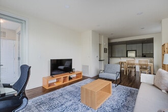 550 Moreland Way in Santa Clara, CA - Foto de edificio - Building Photo