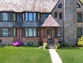 8 Manning Cir in Pelham, NY - Building Photo - Building Photo