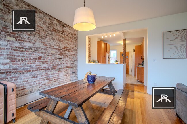 256 Aspinwall Ave, Unit 3 in Brookline, MA - Building Photo - Building Photo