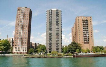 8200 E Jefferson Ave, Unit 607 in Detroit, MI - Building Photo - Building Photo