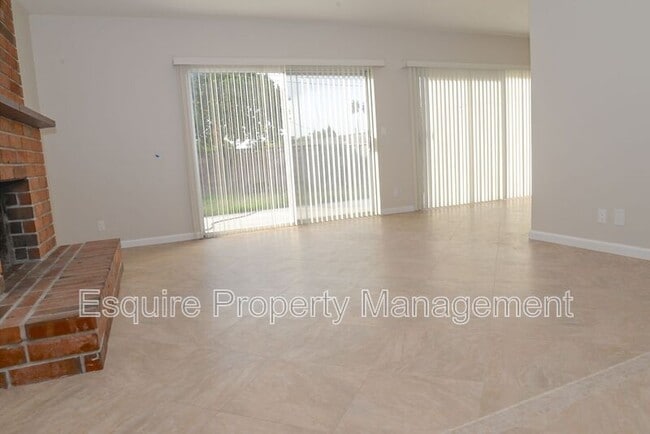 23 Lemon Dr in Camarillo, CA - Building Photo - Building Photo