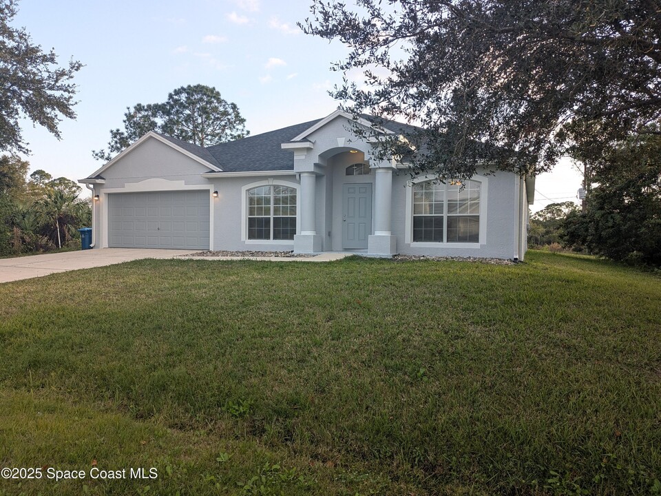 1642 Waldo St SE in Palm Bay, FL - Building Photo