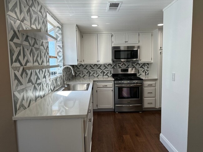 26830 Claudette St in Santa Clarita, CA - Building Photo - Building Photo