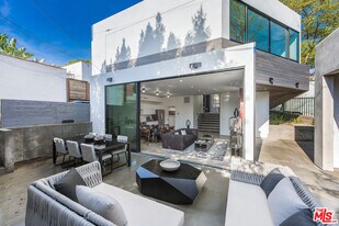 855 Hilldale Ave in West Hollywood, CA - Building Photo