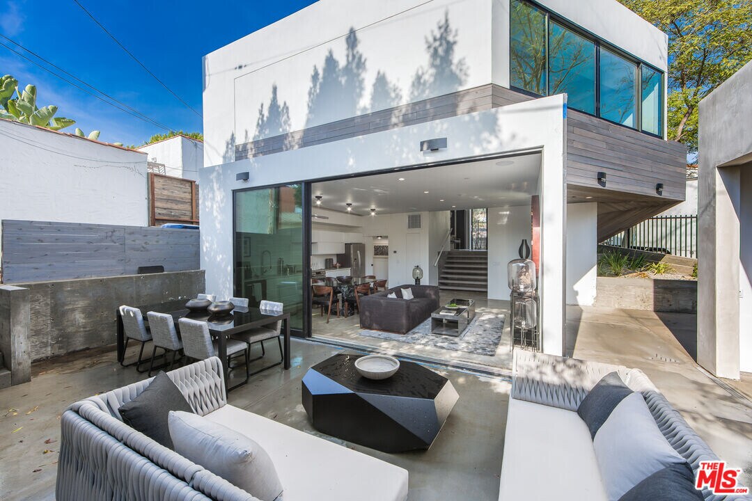 855 Hilldale Ave in West Hollywood, CA - Building Photo