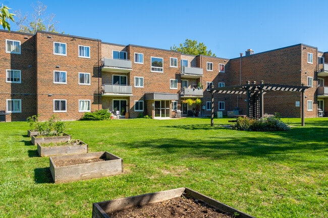 Devine Street Apartments in Sarnia, ON - Building Photo - Building Photo