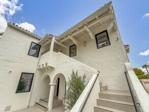 150 N Arnaz Dr, Unit C in Beverly Hills, CA - Building Photo - Building Photo