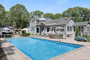 205 Pine Ave in Southold, NY - Building Photo