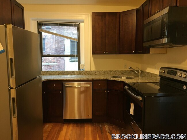 1463 Beacon St in Brookline, MA - Building Photo - Building Photo