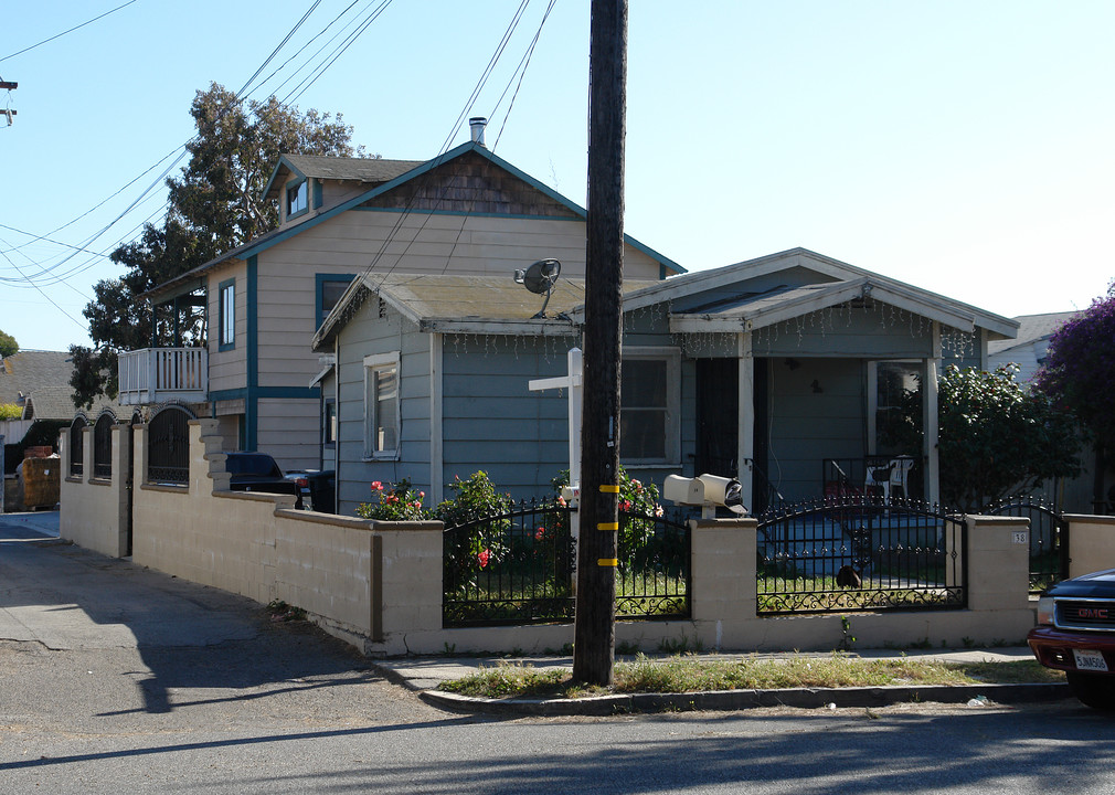 32-38 W Simpson St in Ventura, CA - Building Photo