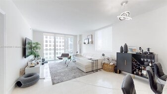 500 Brickell Ave in Miami, FL - Building Photo