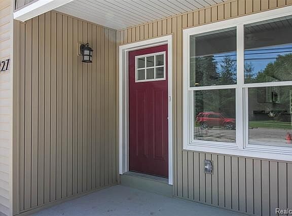 227 W McHattie St in South Lyon, MI - Building Photo