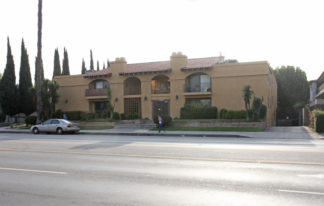 6518 Woodman Ave in Van Nuys, CA - Foto de edificio