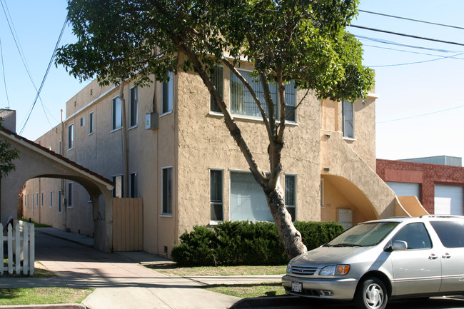 1414 Orizaba Ave in Long Beach, CA - Building Photo - Building Photo