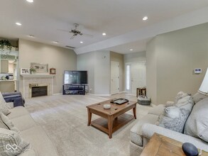 825 Bayside Dr in Greenwood, IN - Foto de edificio - Building Photo