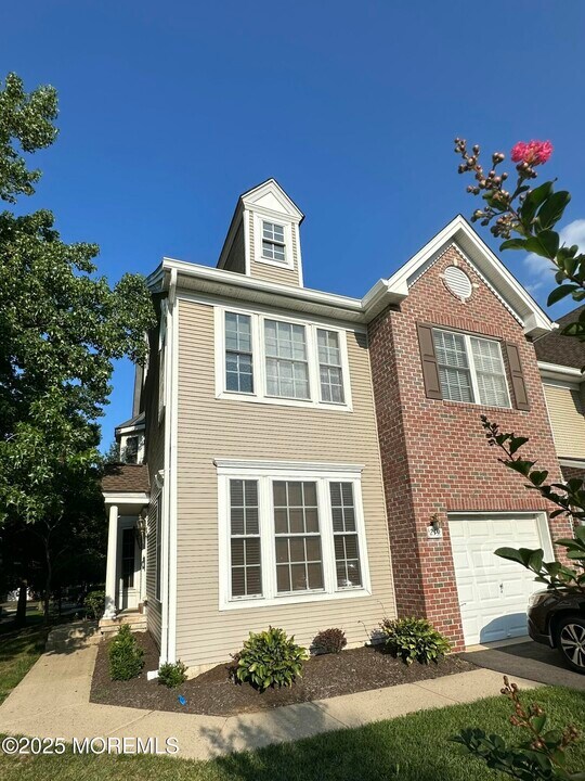 219 Satinwood Dr in Middletown, NJ - Building Photo