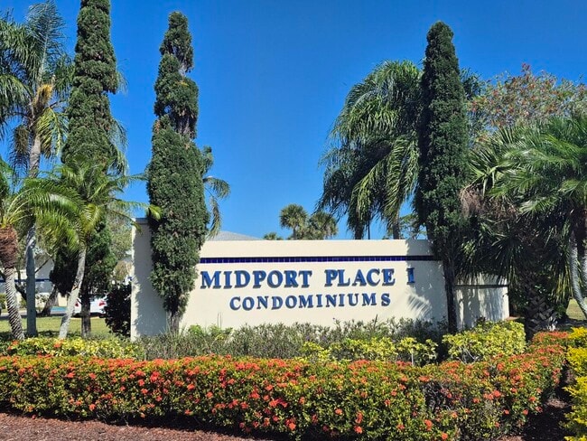 1507 SE Royal Green Cir in Port St. Lucie, FL - Building Photo - Building Photo