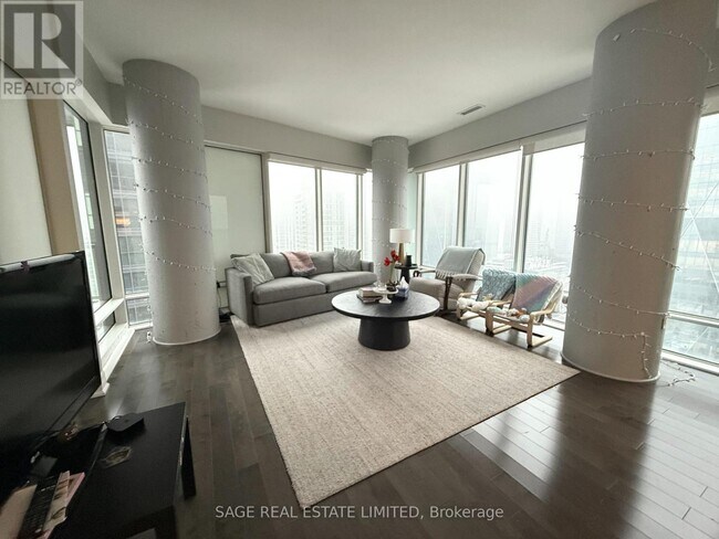 8 The Esplanade in Toronto, ON - Building Photo - Building Photo