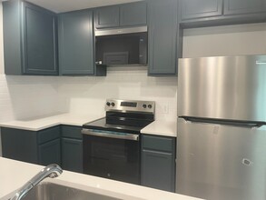 7431 Holly Hill Dr, Unit #135 in Dallas, TX - Foto de edificio - Building Photo