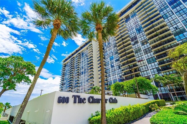 600 NE 36th St, Unit 1502 in Miami, FL - Building Photo - Building Photo