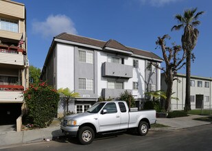 11825 Courtleigh Dr in Los Angeles, CA - Foto de edificio - Building Photo