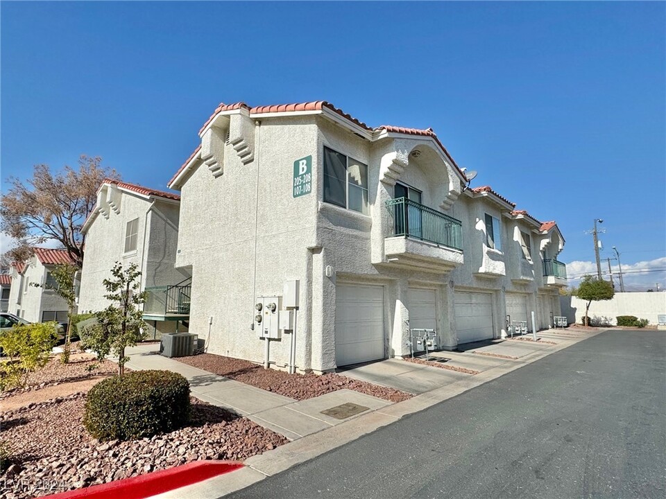 6201 E Lake Mead Blvd in Las Vegas, NV - Building Photo