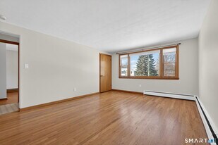 985 Slater Rd in New Britain, CT - Building Photo