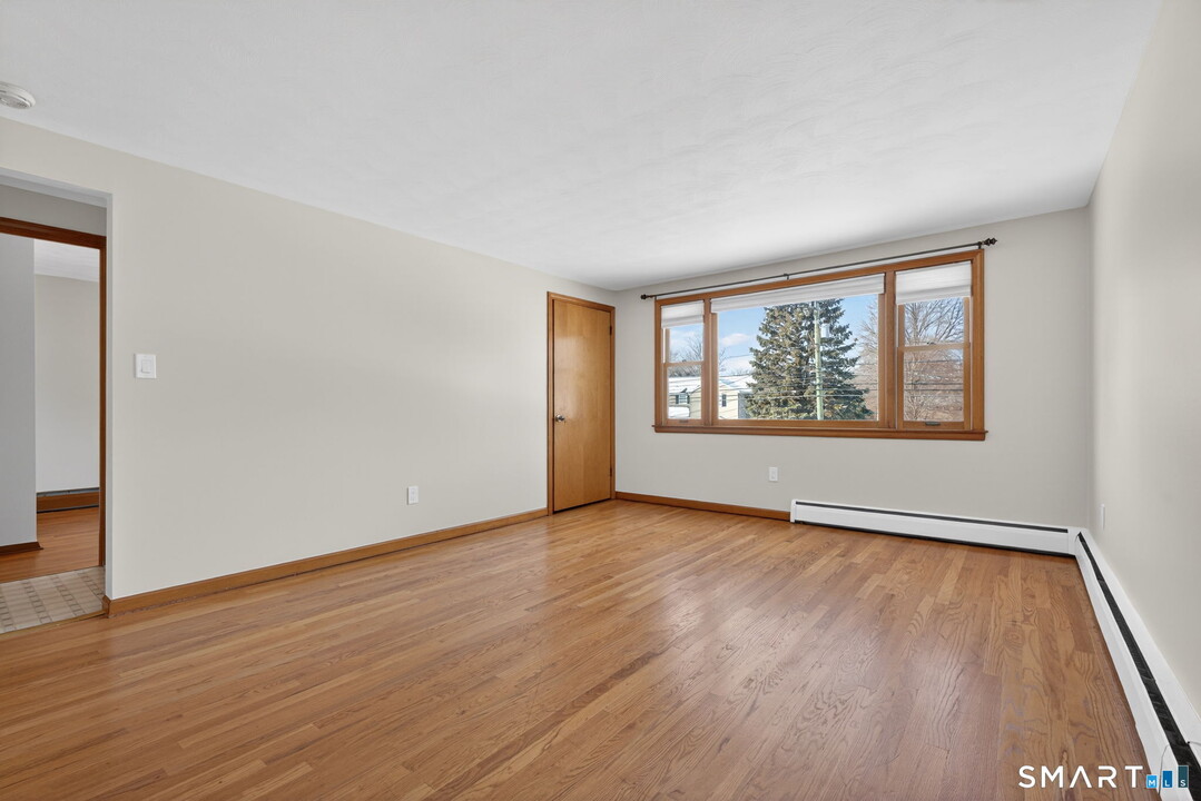 985 Slater Rd in New Britain, CT - Building Photo