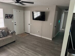 95 Grove Creek Dr in Locust Grove, GA - Foto de edificio - Building Photo