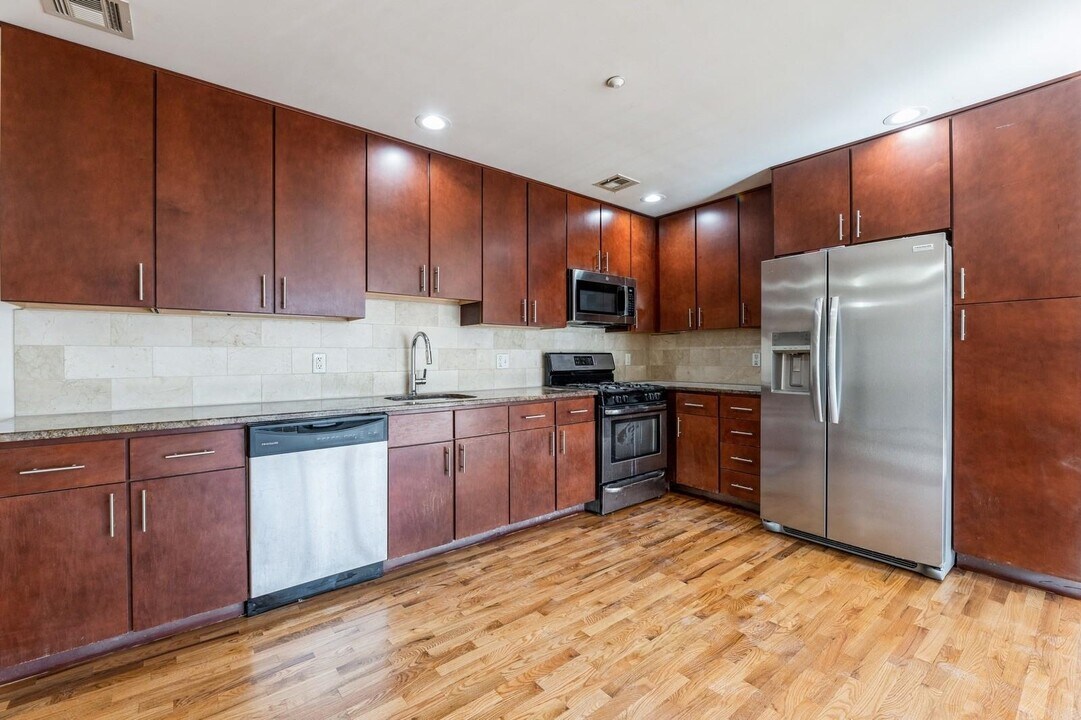 17 Meadow Rd in Rutherford, NJ - Building Photo