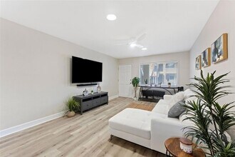 3206 W Azeele St, Unit 104 in Tampa, FL - Building Photo - Building Photo