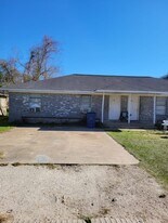 419 Fisher St in West Columbia, TX - Building Photo