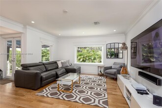 52 Montilla Ave in Coral Gables, FL - Building Photo - Building Photo