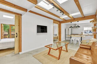 718 Vernon Ave in Venice, CA - Foto de edificio - Building Photo