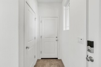 7657 Bracer Wy in Sacramento, CA - Building Photo - Building Photo