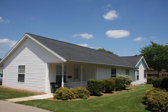 Hurst Cottage Apartments in Maquoketa, IA - Building Photo - Building Photo