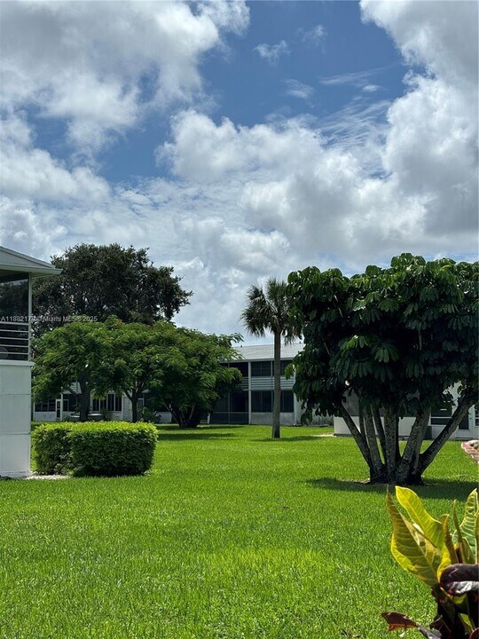 272 Camden L in West Palm Beach, FL - Building Photo