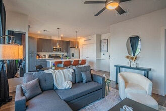 15501 N Dial Blvd in Scottsdale, AZ - Foto de edificio - Building Photo