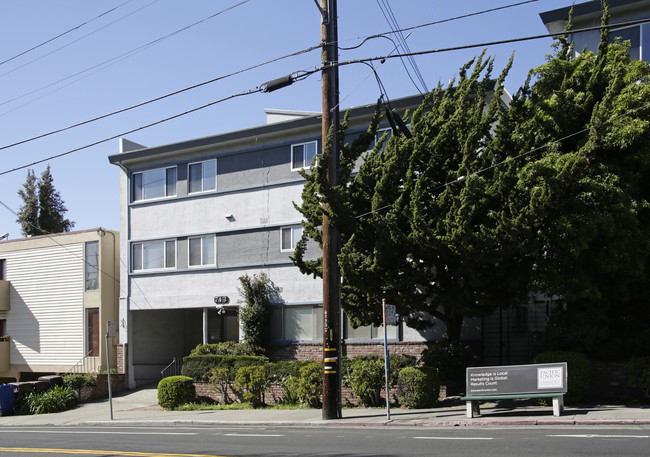 743 Oakland Ave in Oakland, CA - Foto de edificio - Building Photo