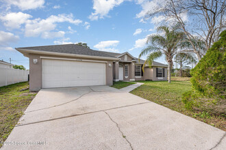 1198 Kenmore St NW in Palm Bay, FL - Foto de edificio - Building Photo