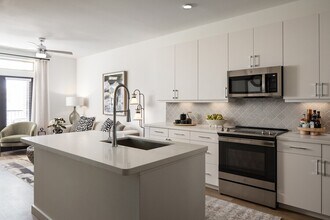 30509 Front St in Fulshear, TX - Foto de edificio - Building Photo