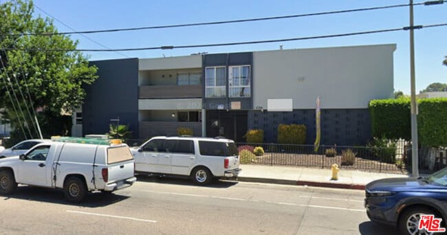 6744 Woodley Ave in Los Angeles, CA - Foto de edificio - Building Photo