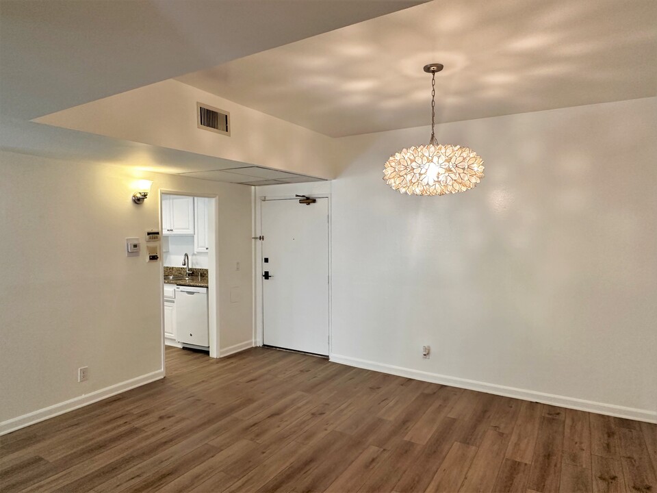 8162 Manitoba St, Unit 209 in Los Angeles, CA - Building Photo
