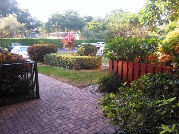 370 NW 76th Ave in Margate, FL - Foto de edificio - Building Photo