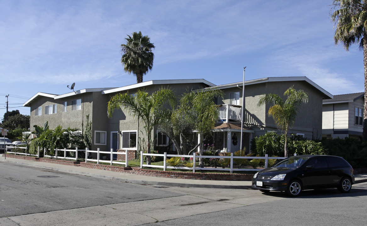 145 Melody Ln in Costa Mesa, CA - Foto de edificio