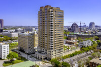 Residences at the Stoneleigh in Dallas, TX - Foto de edificio - Building Photo