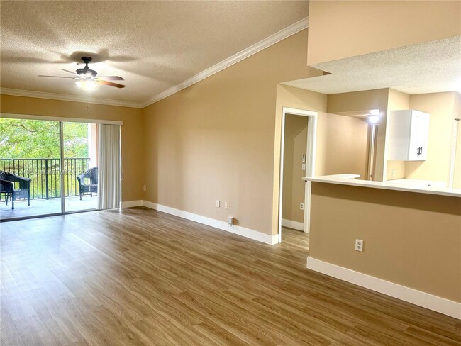 2133 Renaissance Blvd, Unit #304 UPDATED in Miramar, FL - Foto de edificio - Building Photo