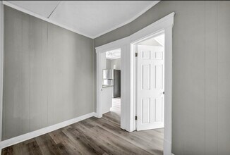 2023 Robin St, Unit Upper in Lakewood, OH - Foto de edificio - Building Photo